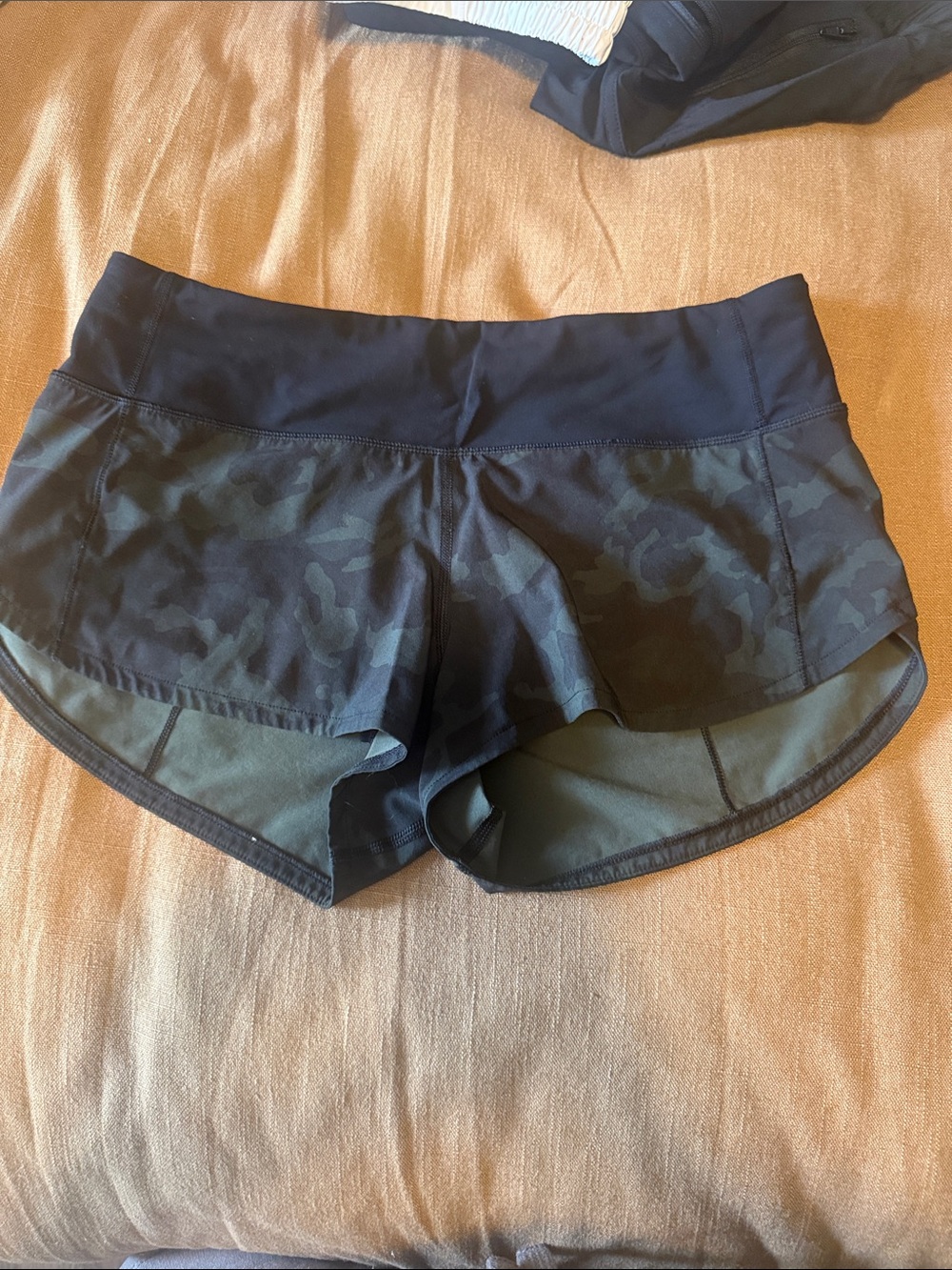 Women’s green and black camp speed up short 2.5”